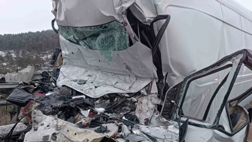 Park halindeki tıra çarpan minibüs kağıt gibi ezildi: 1 ölü
