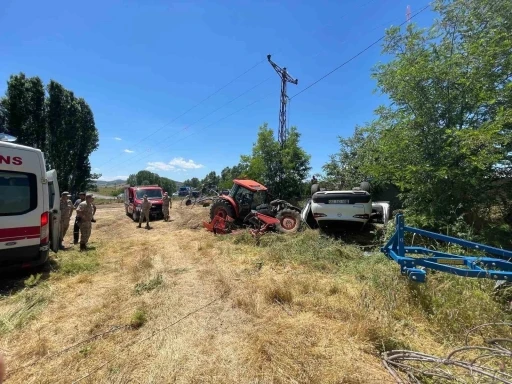 Park halindeki trakt&ouml;re &ccedil;arpan otomobil ters d&ouml;nd&uuml;: 1 yaralı
