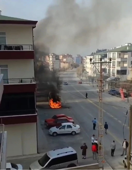 Park halindeyken yanan öğrenci servisi kullanılamaz hale geldi
