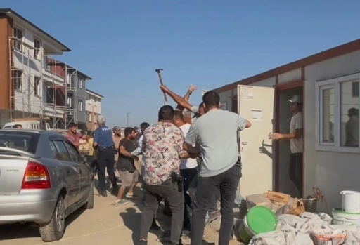 Park yeri kavgasında çekiç, tahta ve yumruklar havada uçuştu
