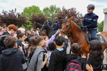 Parklarda devriyeye çıkan atlı jandarma takımları büyük ilgi topladı
