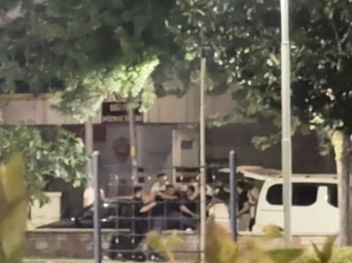Parkta tekme tokatlar havada u&ccedil;uştu
