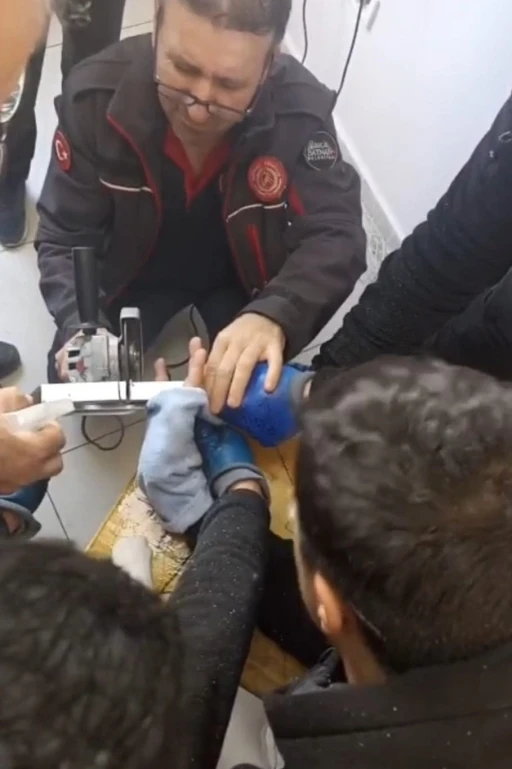 Parmağı akıllı tahtaya sıkışan &ouml;ğrenci itfaiye ekiplerince kurtarıldı
