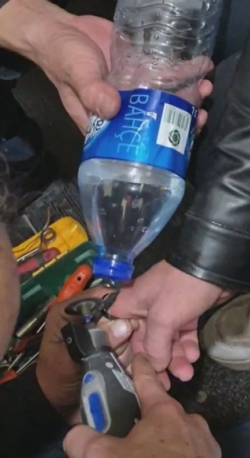 Parmağına sıkışan y&uuml;z&uuml;ğ&uuml; itfaiye &ccedil;ıkardı
