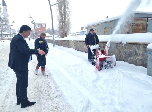 Pasinler&rsquo;de karla m&uuml;cadele s&uuml;r&uuml;yor

