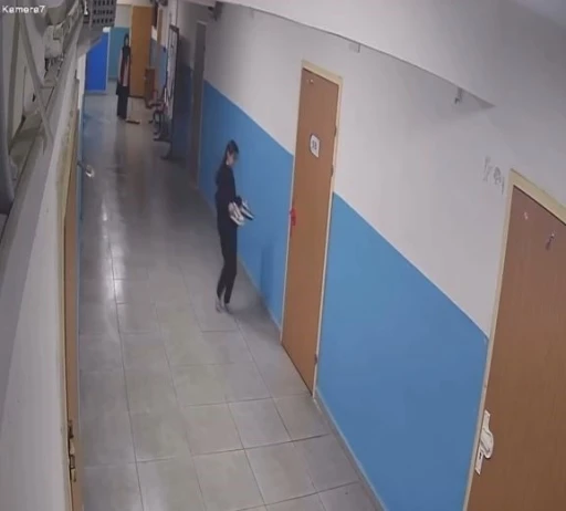 Paspas yapılan alanı kirletmemek i&ccedil;in ayakkabılarını &ccedil;ıkarttı
