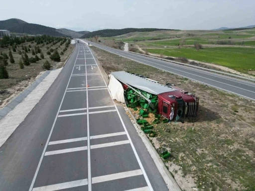 Patates y&uuml;kl&uuml; tır devrildiği kazada 3 kişi yaralandı
