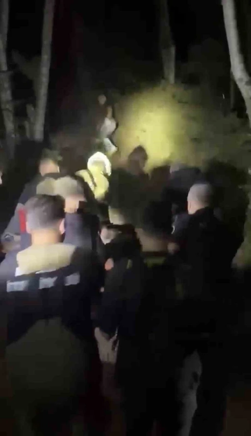 Patikadan yamaca d&uuml;şerek mahsur kalan bir kişi, itfaiye tarafından kurtarıldı
