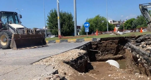 Patlayan ana su borusu yolları g&ouml;le &ccedil;evirdi, iş yerleri sular altında kaldı
