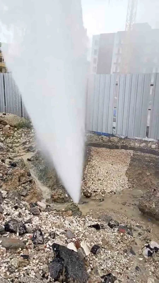 Patlayan borudan fışkıran su metrelerce yükseğe çıktı

