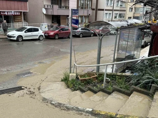 Patlayan su borusu nedeniyle her &ccedil;amur i&ccedil;inde kaldı
