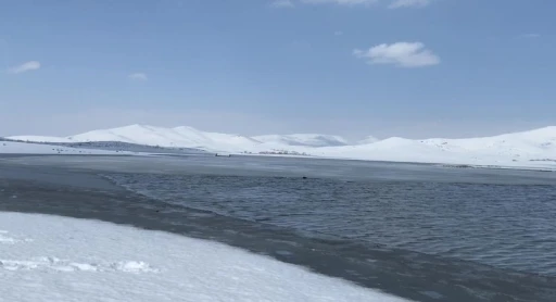 Patnos Barajı, karla &ouml;rt&uuml;l&uuml; dağlar ve mavi rengiyle b&uuml;y&uuml;ledi
