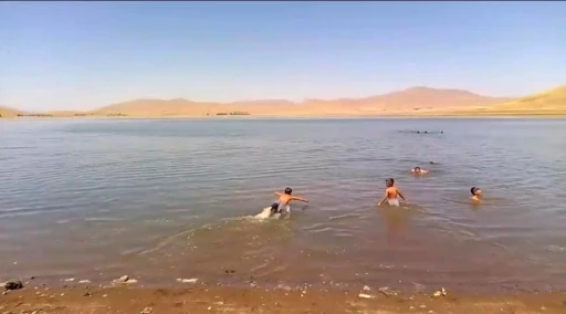 Patnos Barajı serinlemek isteyenlerin adresi oldu
