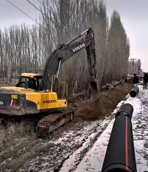 Patnos Belediyesi saha &ccedil;alışmalarını s&uuml;rd&uuml;r&uuml;yor
