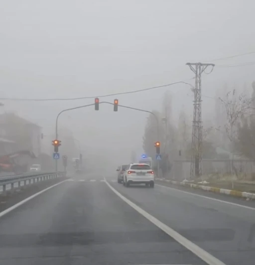 Patnos&rsquo;ta etkili olan yoğun sis g&uuml;nl&uuml;k hayatı olumsuz etkiledi

