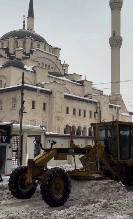 Patnos&rsquo;ta kar temizleme &ccedil;alışması aralıksız s&uuml;rd&uuml;r&uuml;l&uuml;yor
