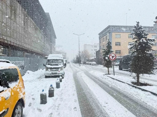 Patnos&rsquo;ta kar yağışı etkisini s&uuml;rd&uuml;r&uuml;yor
