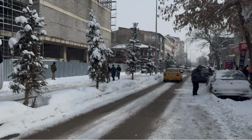 Patnos&rsquo;ta kar yağışı yeniden etkisini g&ouml;sterdi
