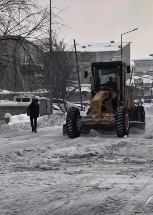 Patnos&rsquo;ta karla m&uuml;cadele &ccedil;alışmaları devam ediyor
