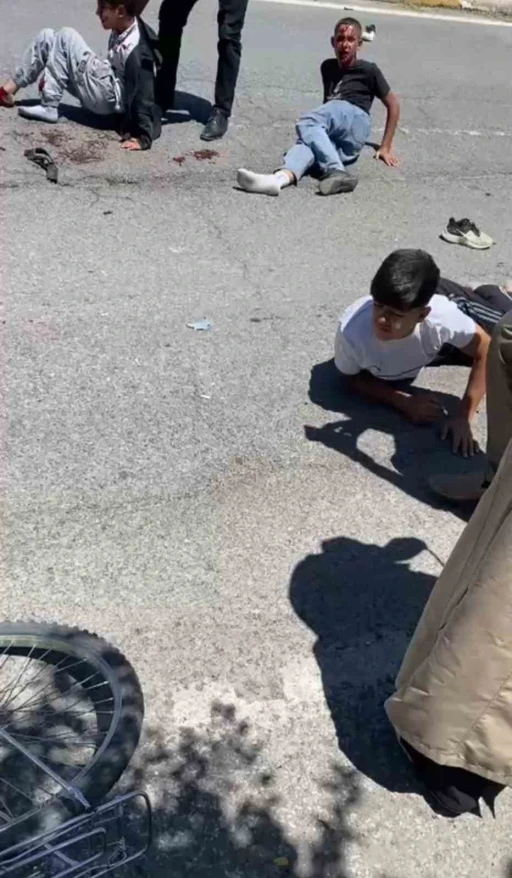 Patnos&rsquo;ta otomobilin &ccedil;arptığı 3 bisikletli &ccedil;ocuk yaralandı

