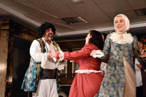 Patnos&rsquo;ta tiyatro gecesi ayakta alkışlandı
