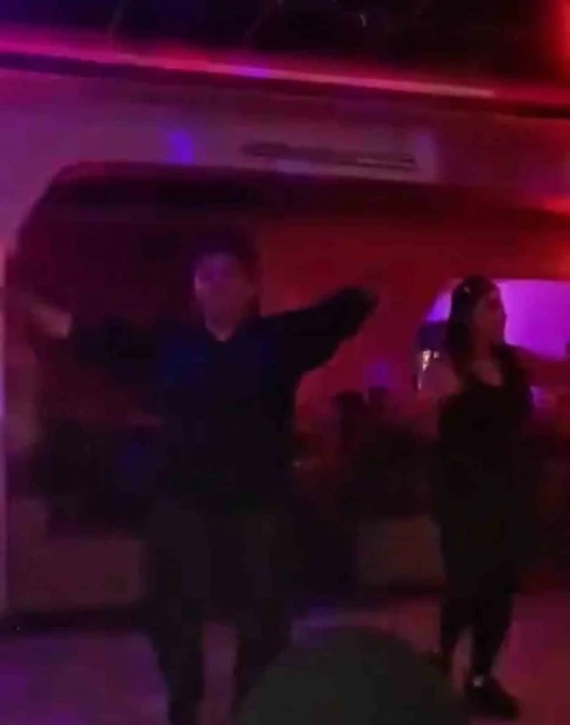 Pavyonda göbek attı, terfi aldı
