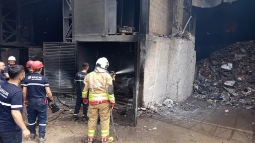 Payas&rsquo;ta iş yeri alevlere teslim oldu

