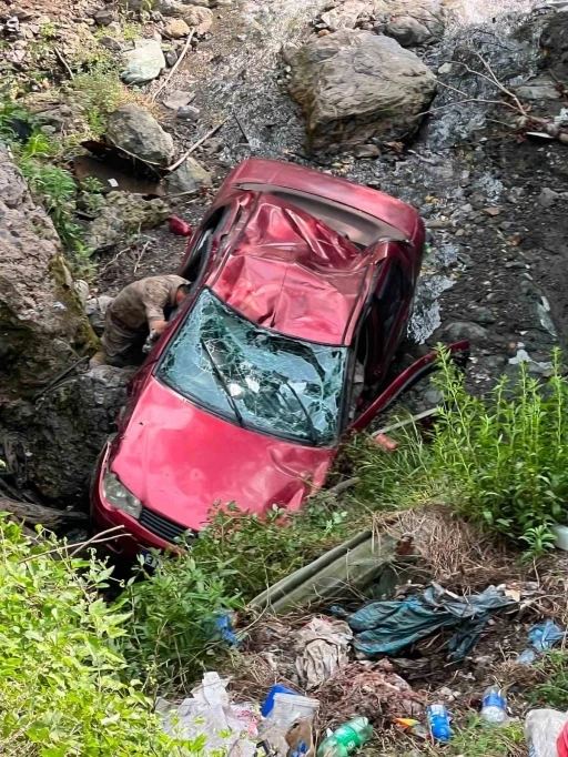 Payas&rsquo;ta u&ccedil;urumdan yuvarlanan otomobilin s&uuml;r&uuml;c&uuml;s&uuml; yuvarlandı
