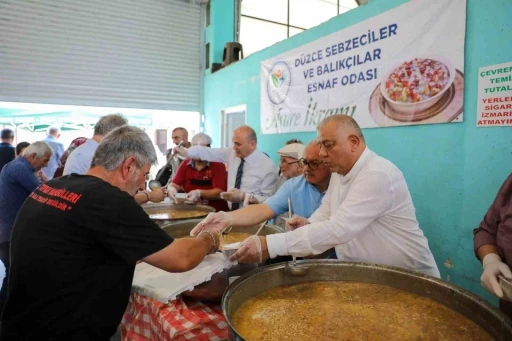 Pazar yerinde aşure ikramı g&ouml;n&uuml;lleri buluşturdu
