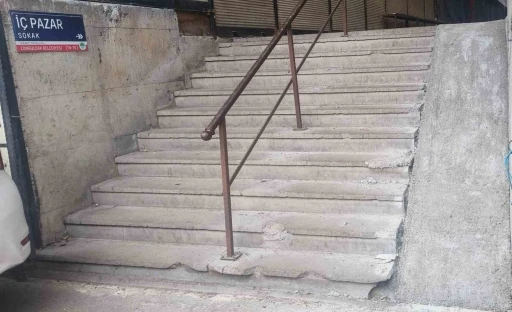 Pazar yerine yapılan engelli rampaları tepki &ccedil;ekti
