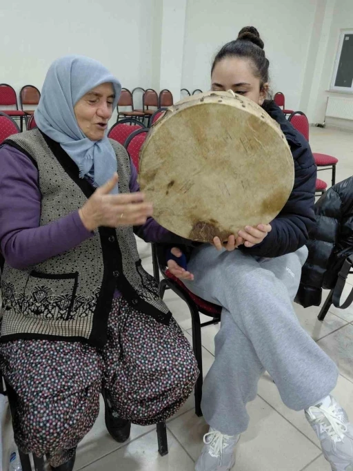 Pazarlar&rsquo;da halk oyunları kursunda seslendirilen y&ouml;resel ezgiler
