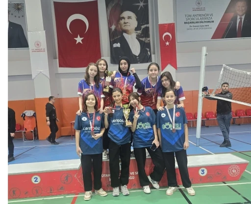 Pazarlar Ortaokulu&rsquo;ndan badmintona b&uuml;y&uuml;k başarı
