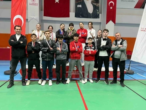 Pazarlar Spor Lisesi&rsquo;nden atletizmde 15 madalya
