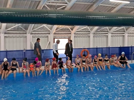 Pazaryerili çocuklar ilk defe havuzla tanıştı
