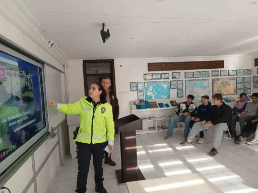 Pehlivank&ouml;y&rsquo;de lise &ouml;ğrencilerine "Trafik Dedektifleri" eğitimi verildi
