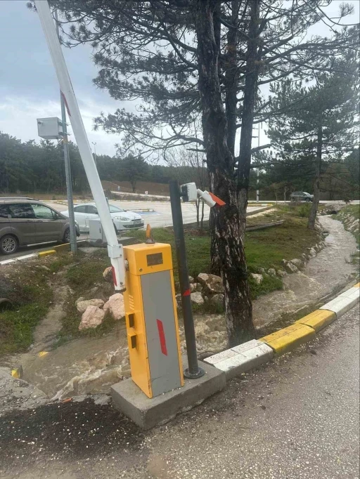 Pelit&ouml;z&uuml; G&ouml;lpark girişindeki turnikelere kamyon &ccedil;arptı
