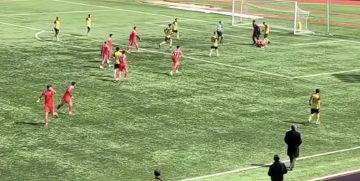 Penaltı gol&uuml; sonrası &ccedil;ıkan arbedede futbolcunun elmacık kemiği kırıldı
