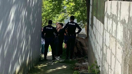 Pencere kenarında yoğurt yiyen çocuk 3 kattan düşerek ağır yaralandı
