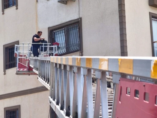 Pencere korkuluklarında mahsur kalan kediyi itfaiye kurtardı
