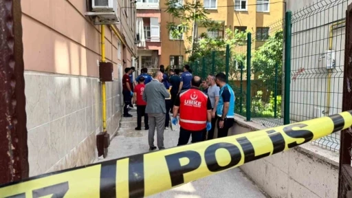 Pencere temizlerken 5&rsquo;inci kattan d&uuml;şen kadın hayatını kaybetti
