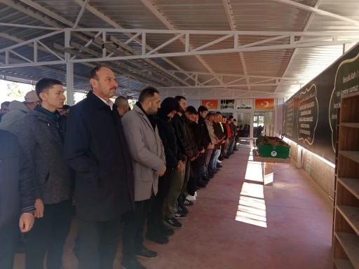 Pencereden d&uuml;şerek hayatını kaybeden 8. sınıf &ouml;ğrencisi son yolculuğuna uğurlandı
