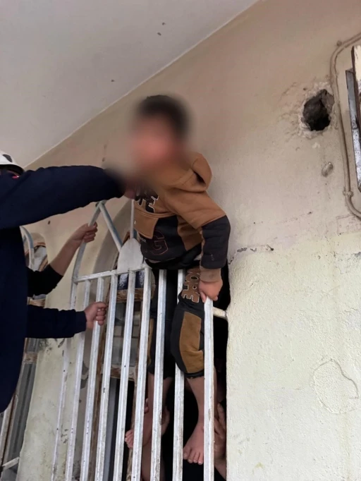 Pencerenin demir korkulukları arasına sıkışan çocuk kurtarıldı

