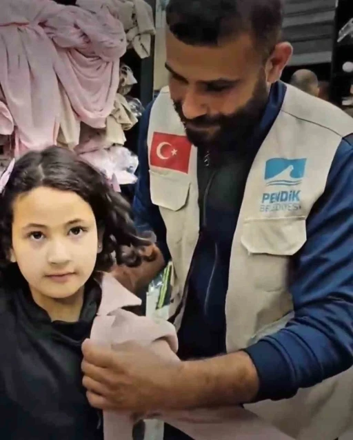 Pendik Belediyesinin hazırladığı bayramlıklar Gazzeli çocuklara ulaştı
