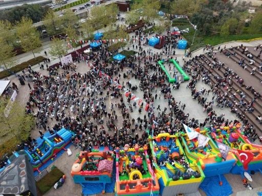 Pendik&rsquo;te 23 Nisan coşkusunun yaşandığı &ccedil;ocuk şenliği havadan g&ouml;r&uuml;nt&uuml;lendi
