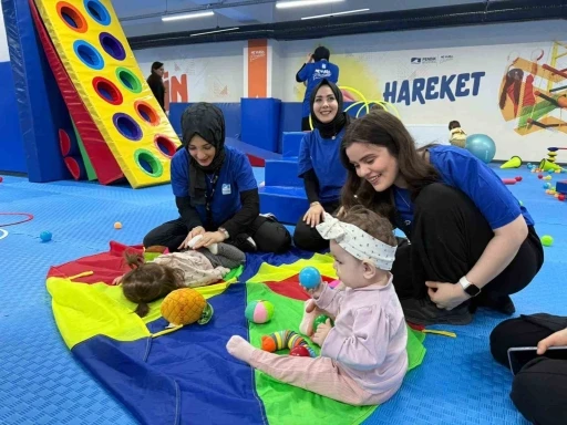 Pendik&rsquo;te anne ve bebekler aynı minderde jimnastik yapıyor
