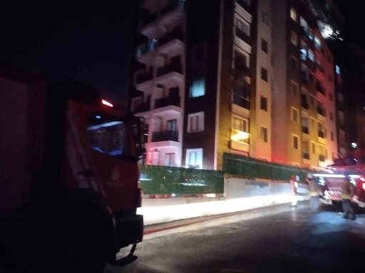 Pendik&rsquo;te bir binanın 3&rsquo;&uuml;nc&uuml; katı alevlere teslim oldu
