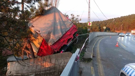 Pendik&rsquo;te kamyonet kontrolden &ccedil;ıktı: Faciayı ağa&ccedil;lar &ouml;nledi
