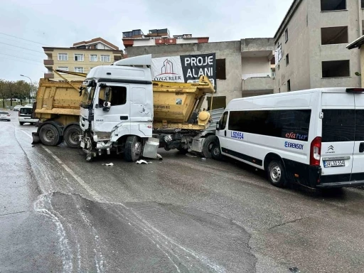 Pendik’te kontrolden çıkan hafriyat kamyonu dehşet saçtı
