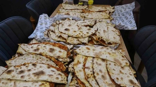 Pendik&rsquo;te Milli Takım sevinci: 20 bin lokma, 1000 lahmacun dağıtıldı
