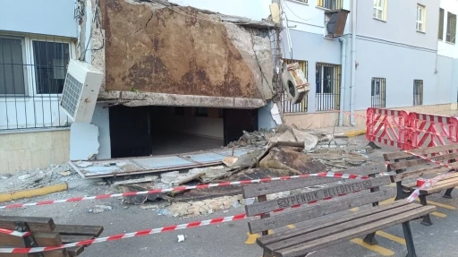 Pendik&rsquo;te okulun giriş sa&ccedil;ağı &ccedil;&ouml;kt&uuml;: Facianın eşiğinden d&ouml;n&uuml;ld&uuml;
